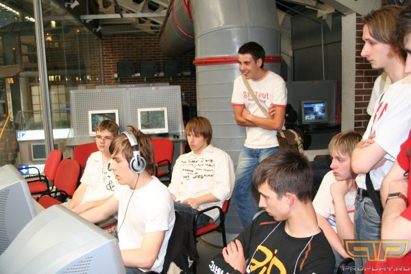 все смотрят за игрой Клоуна все смотрят за игрой Клоуна