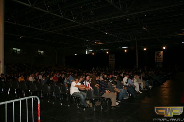 Заполенный до отказа зрительный зал Заполенный до отказа зрительный зал