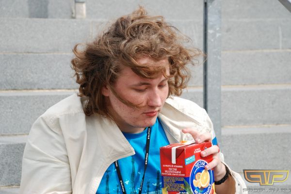 Что не мешает ему наслаждаться нектаром! Что не мешает ему наслаждаться нектаром!