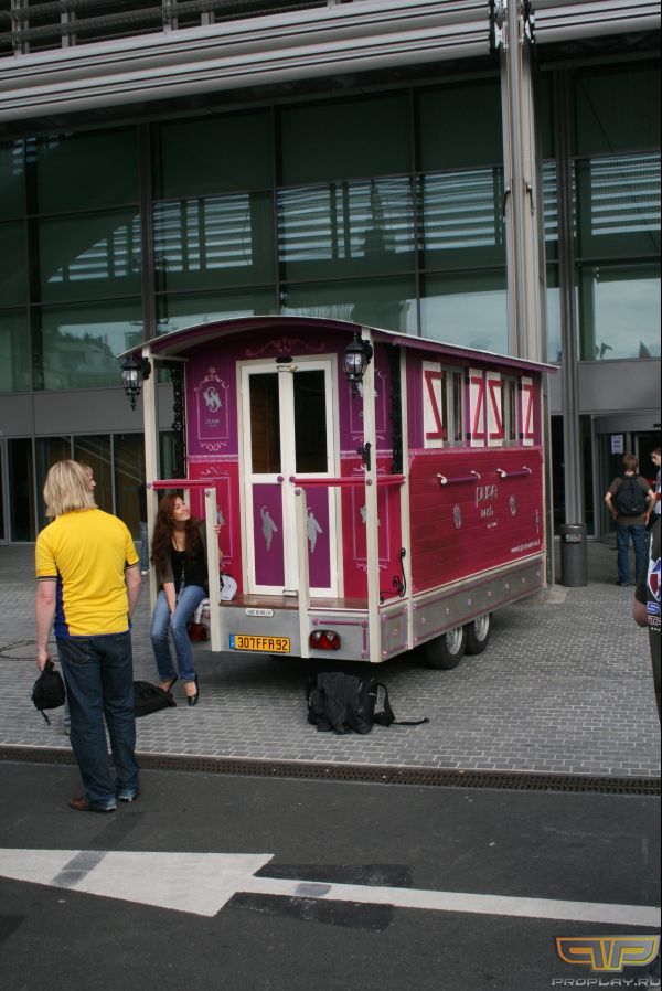 Чуточка гламура и пафоса перед ареной Чуточка гламура и пафоса перед ареной