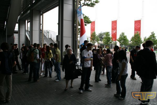 Геймеры перед стадионом Геймеры перед стадионом