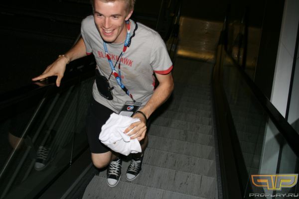 Этот парень пытался подняться по эскалатору, на котором я спускался Этот парень пытался подняться по эскалатору, на котором я спускался