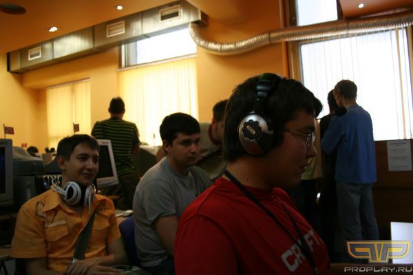 VirHos пришел посмотреть как прогеймеры играют в Старкрафт VirHos пришел посмотреть как прогеймеры играют в Старкрафт