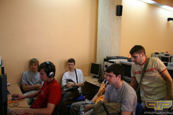 ксеры пришли посмотреть как играют в старкрафт :) ксеры пришли посмотреть как играют в старкрафт :)