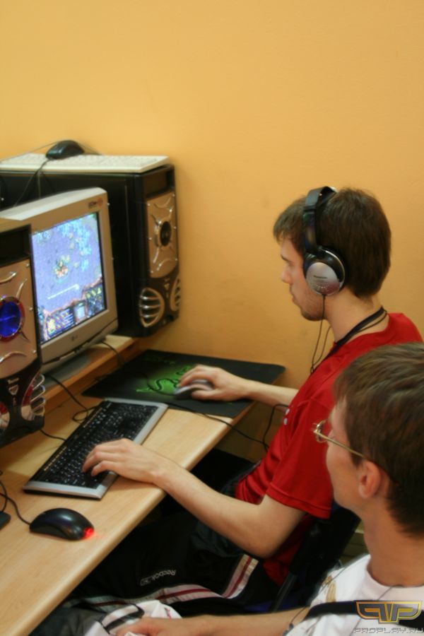 Notforu продолжает контролить своих зергов Notforu продолжает контролить своих зергов