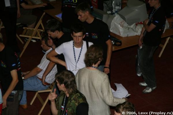 В центре, весь в белом - это Frady В центре, весь в белом - это Frady