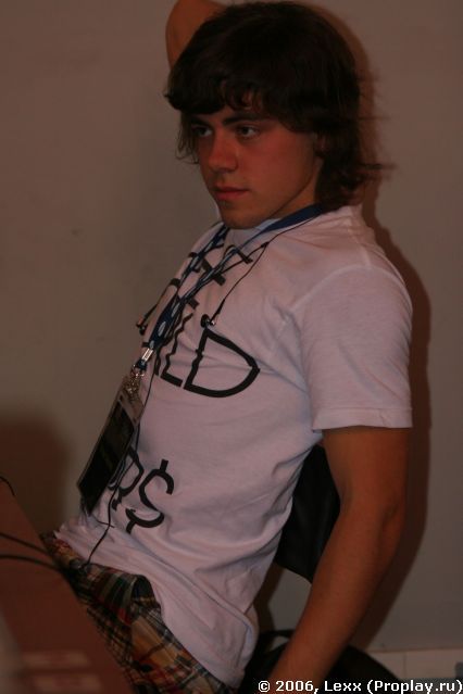 А теперь позирует не мне А теперь позирует не мне