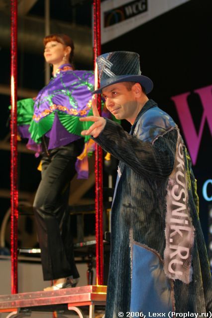 Опять он пальцем грозит Опять он пальцем грозит