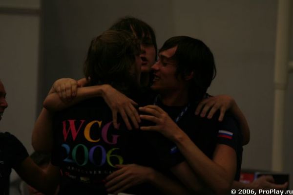 Даже вспышка не выдержала страстей этих мужчин Даже вспышка не выдержала страстей этих мужчин