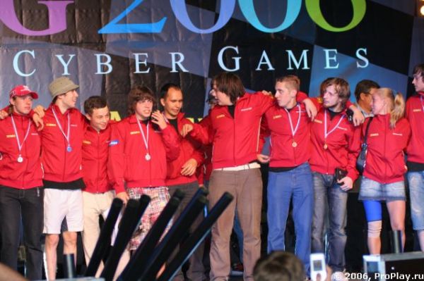 Участники сборной в официальной форме Участники сборной в официальной форме