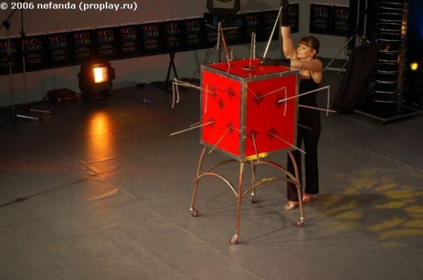 Внутри сидит ее босс! Внутри сидит ее босс!