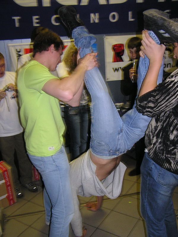 Был конкурс на лучшую фотографию (без интима). Так вот эта фотография взяла первый приз (герой, тот что вниз головой, просто Псих).  Был конкурс на лучшую фотографию (без интима). Так вот эта фотография взяла первый приз (герой, тот что вниз головой, просто Псих).