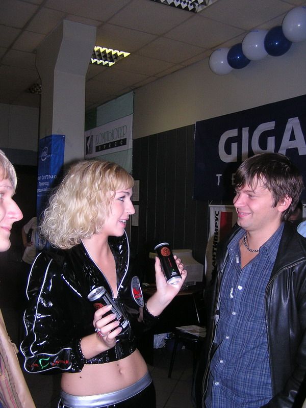 Девушка рассказывает Демону о натуральности напитка М1... Чары на него не действуют, ему просто нужен халявный энергетик. Девушка рассказывает Демону о натуральности напитка М1... Чары на него не действуют, ему просто нужен халявный энергетик.