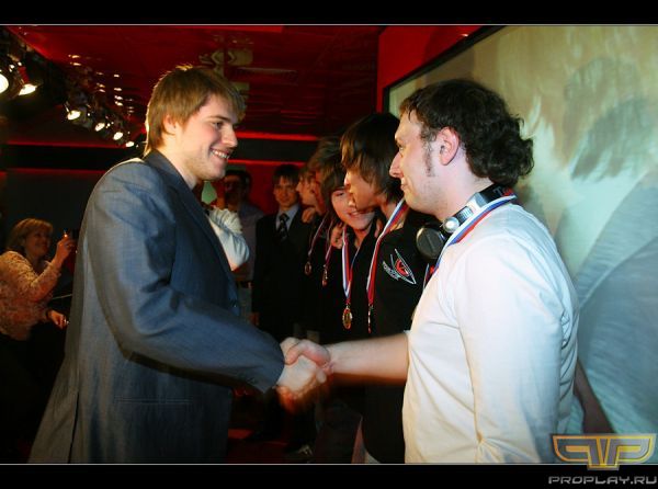 Никита Бокарев принимает поздравления от президента НПКЛ Никита Бокарев принимает поздравления от президента НПКЛ