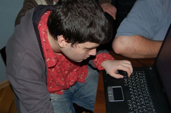 Гравер рядом с Феррари Гравер рядом с Феррари