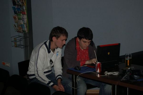 Два юных подована у алтаря скорости Два юных подована у алтаря скорости