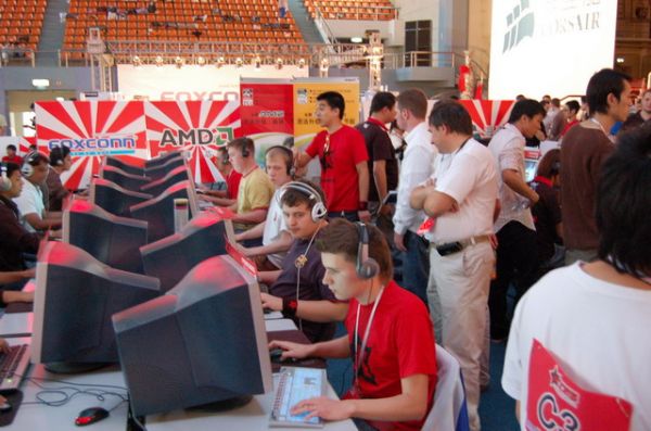 ForZe играют. А тот китаец в красном сзади, явно что-то мошнит. ForZe играют. А тот китаец в красном сзади, явно что-то мошнит.