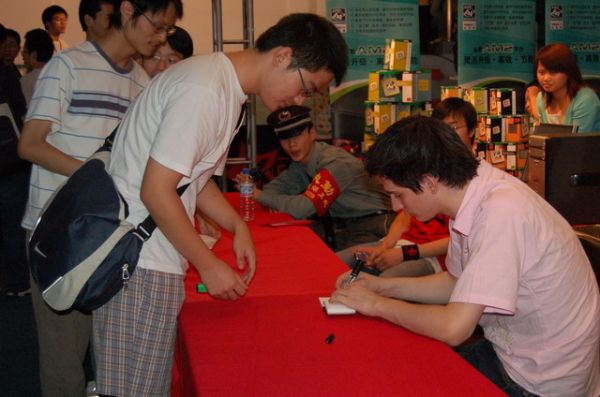 ToD дает автографы. Было очередь из китайцев минут на 30. ToD дает автографы. Было очередь из китайцев минут на 30.