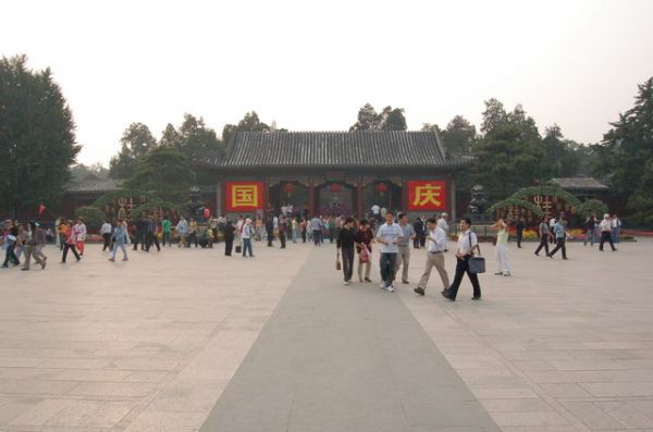 Один из входов в летний дворец Императора Один из входов в летний дворец Императора