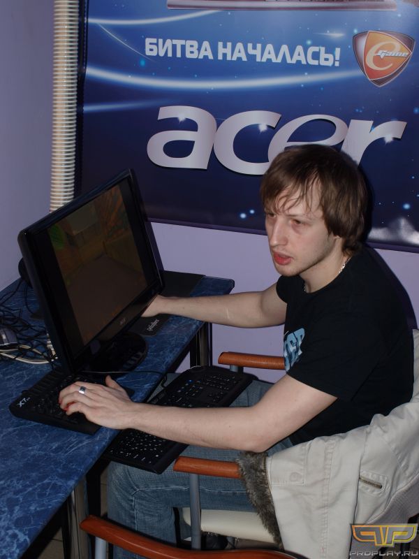 F1_N  с самого утра пытается безупречно настроиться и помогает своему тимейту F1_N  с самого утра пытается безупречно настроиться и помогает своему тимейту