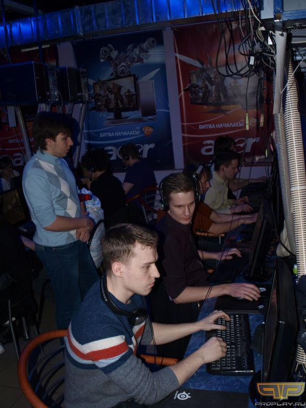 LeX наблюдает за первой игрой EYESports LeX наблюдает за первой игрой EYESports