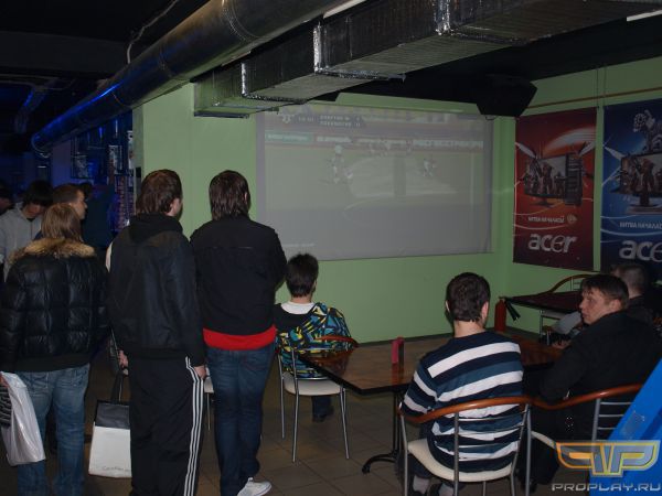 Митя, видимо, более за Спартак, у него даже футболка красная Митя, видимо, более за Спартак, у него даже футболка красная