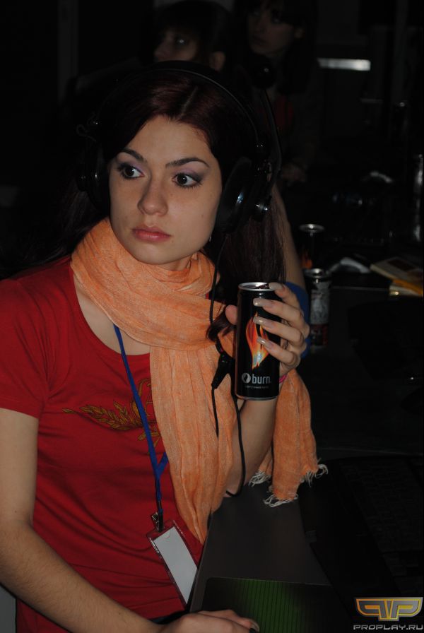 Девушка с бёрном Девушка с бёрном