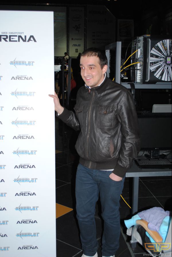 Amiran подрабатывает подпорщиком баннеров Amiran подрабатывает подпорщиком баннеров