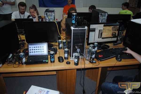 Рабочие места BelWest'a и sL4M'a. Тяжела жизнь репортера... Рабочие места BelWest'a и sL4M'a. Тяжела жизнь репортера...