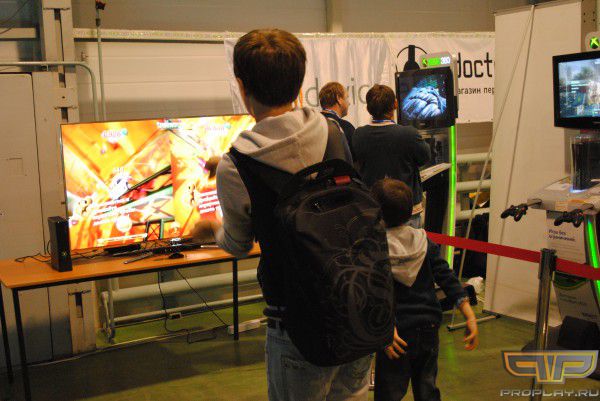 Зрители развлекаются играя в приставки Зрители развлекаются играя в приставки