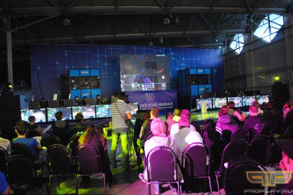 Зрители наблюдают за ROT Зрители наблюдают за ROT