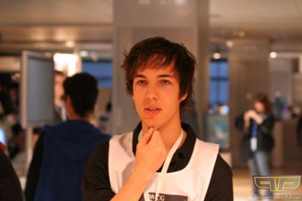 - Эх, вот бы сейчас в интернет, на проплейчик зайти... - Эх, вот бы сейчас в интернет, на проплейчик зайти...