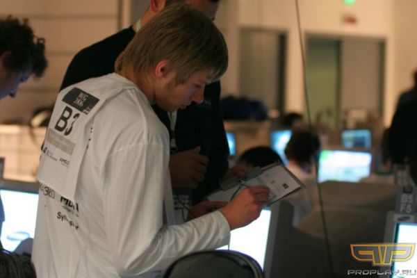 Kane расписывается после матча Kane расписывается после матча