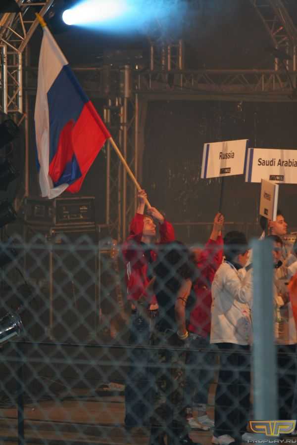 Майкер гордо размахивал триколором Майкер гордо размахивал триколором