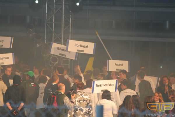 Эвакуация флагоносцев со сцены Эвакуация флагоносцев со сцены