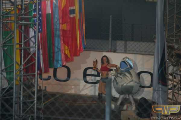 Красивая девушка выводит за руку ВЦГ-Мэна Красивая девушка выводит за руку ВЦГ-Мэна