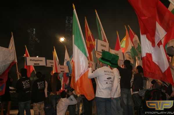 На сцене. Флаги. На сцене. Флаги.