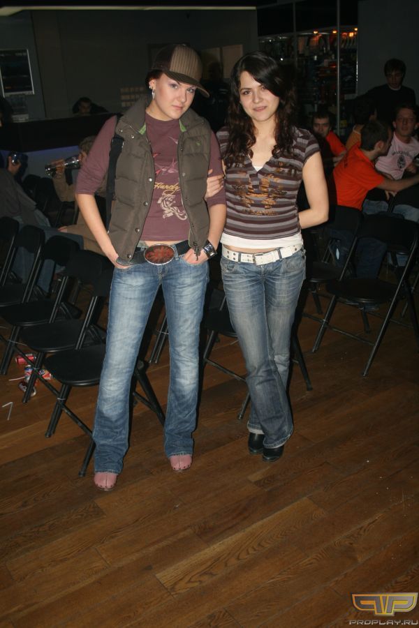 Как ты думаешь, кого из нас он снимает? Как ты думаешь, кого из нас он снимает?